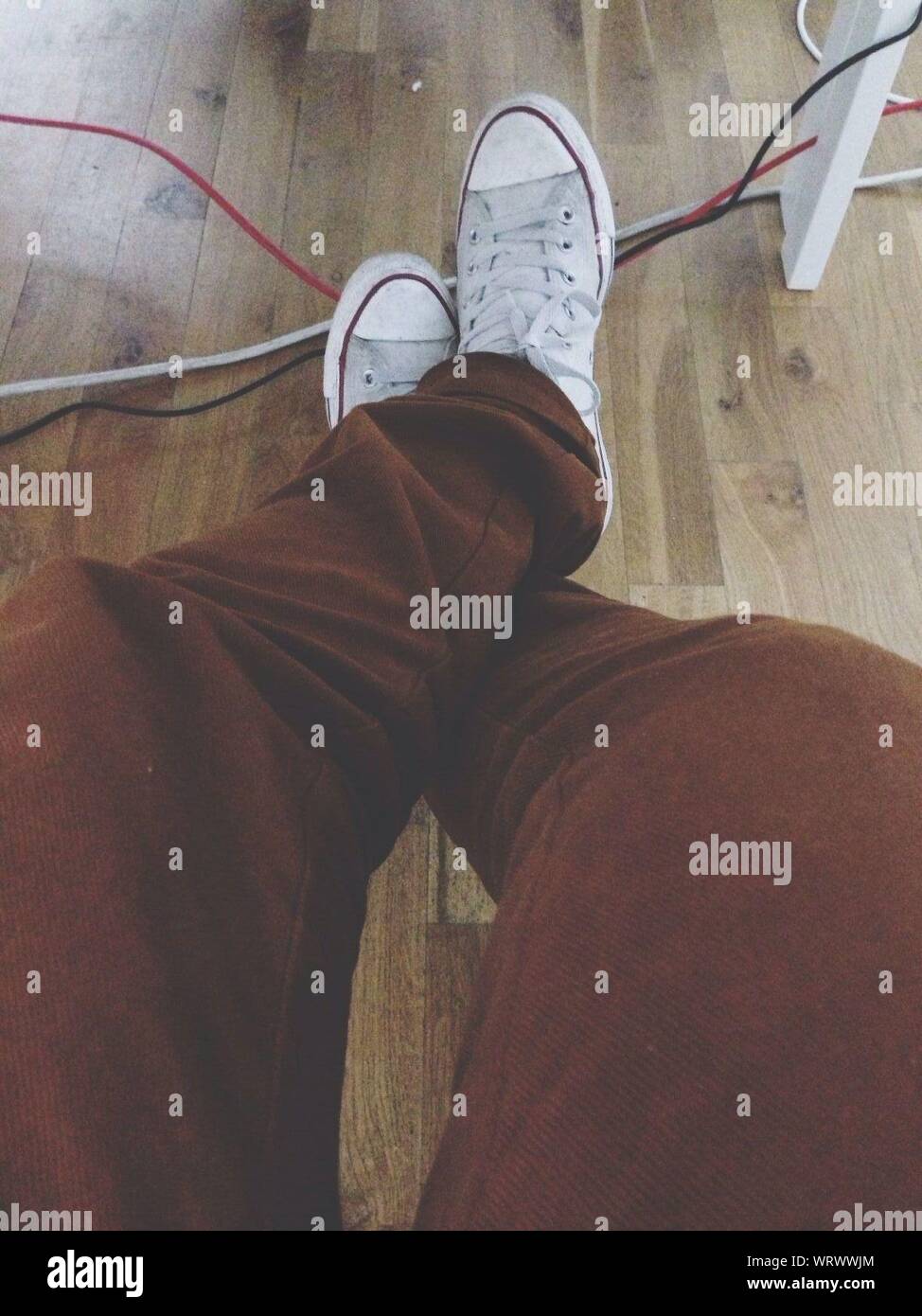 Piernas hombre sentado fotografías e imágenes de alta resolución Alamy