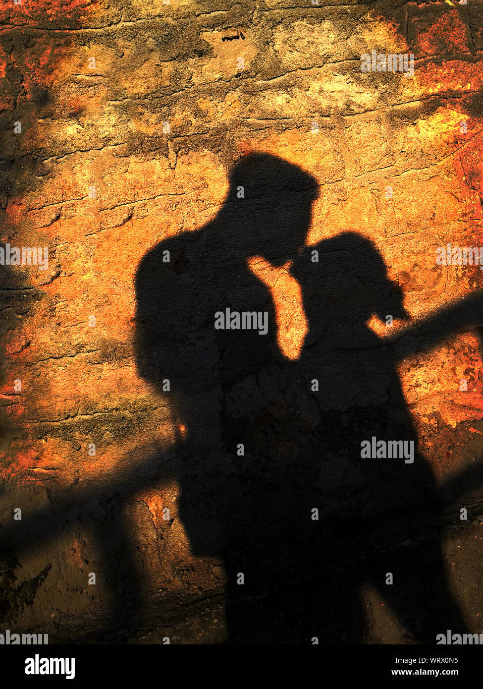 La sombra de la pareja besándose en la pared de ladrillo Fotografía de  stock - Alamy