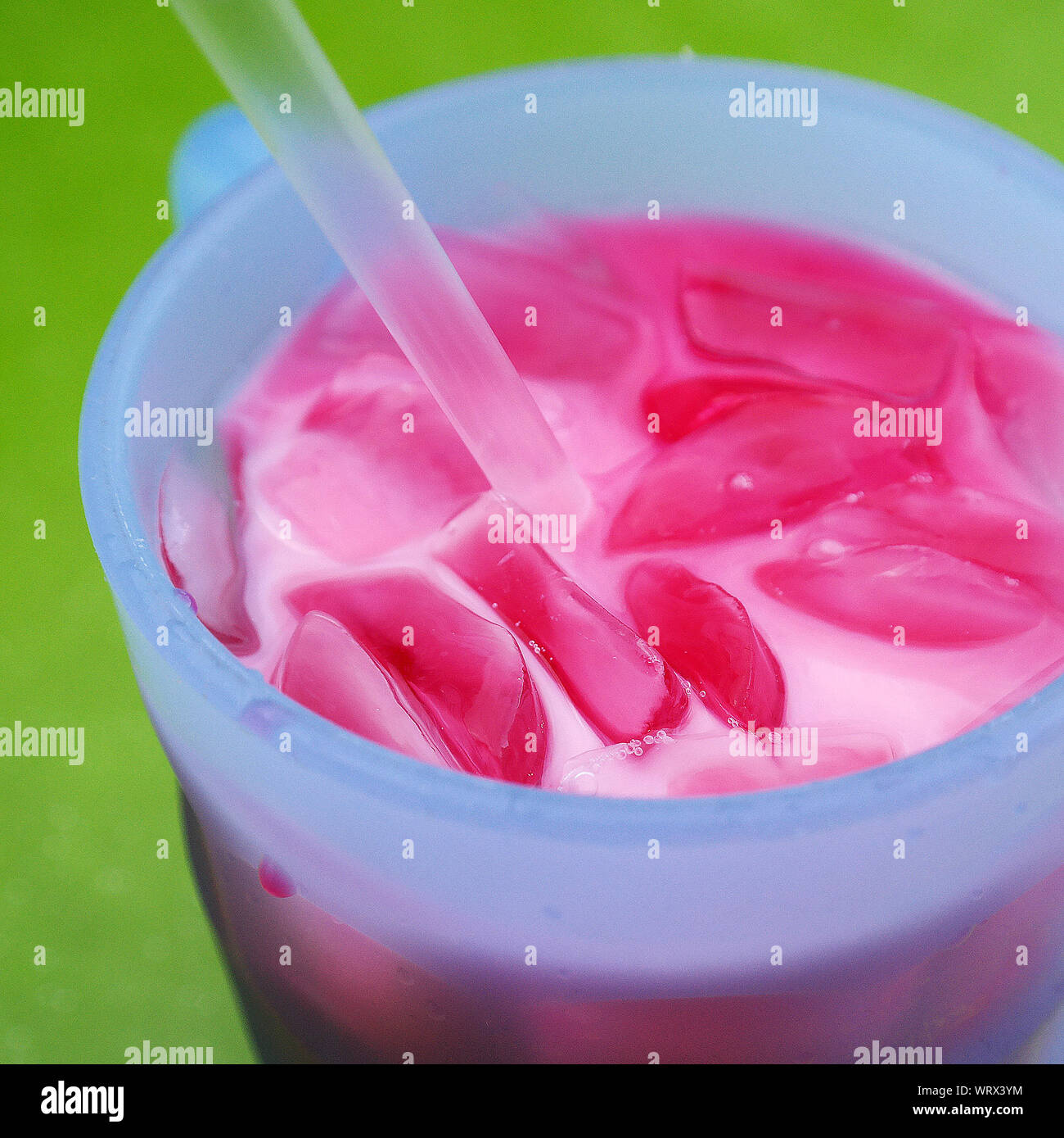 Close-up de zumo de vidrio con paja potable Foto de stock