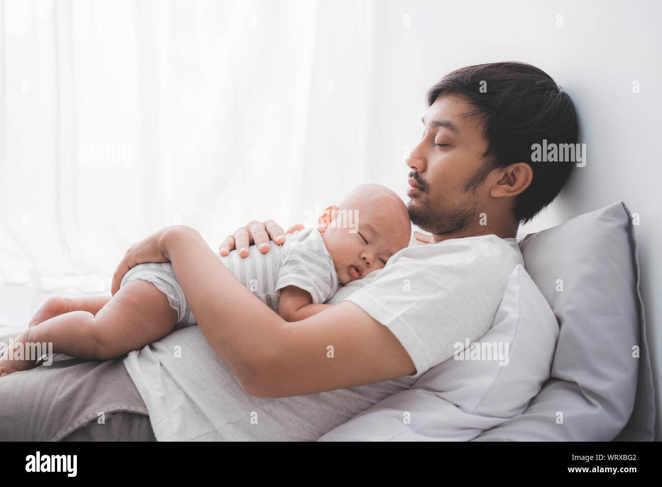 Papa Con Su Bebe Durmiendo Sobre Su Pecho Fotografia De Stock Alamy