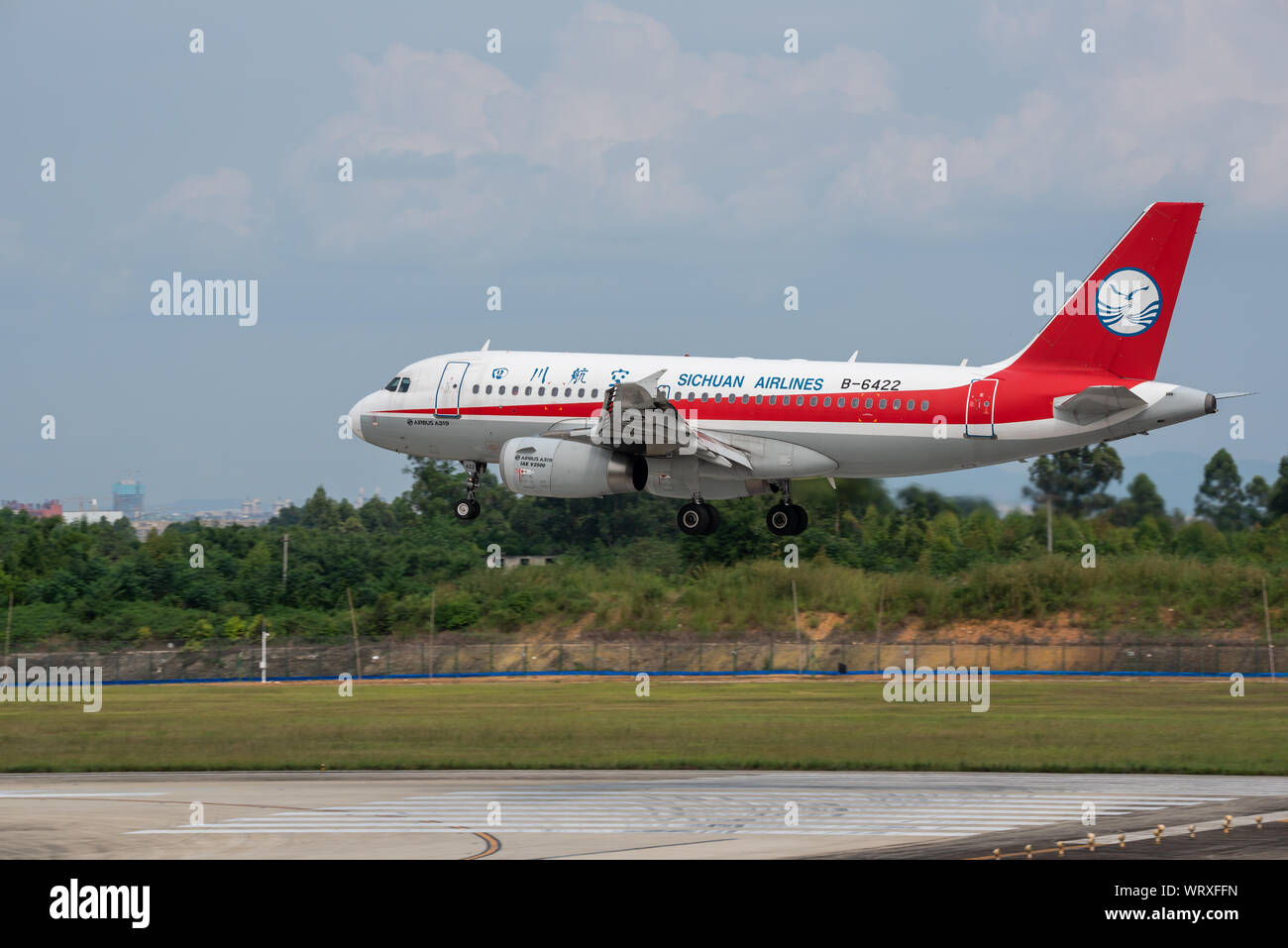 Aeropuerto de Chengdu, provincia de Sichuan, China - Agosto 28, 2019 : Sichuan Airlines el avión comercial Airbus A319 aterrizando en Chengdu. Foto de stock