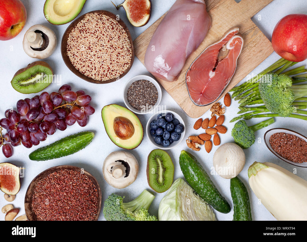 Moda DIETA dieta pegan pegan. Productos : carnes, pescados, cereales, legumbres, frutos secos y bayas. vista desde arriba Foto de stock