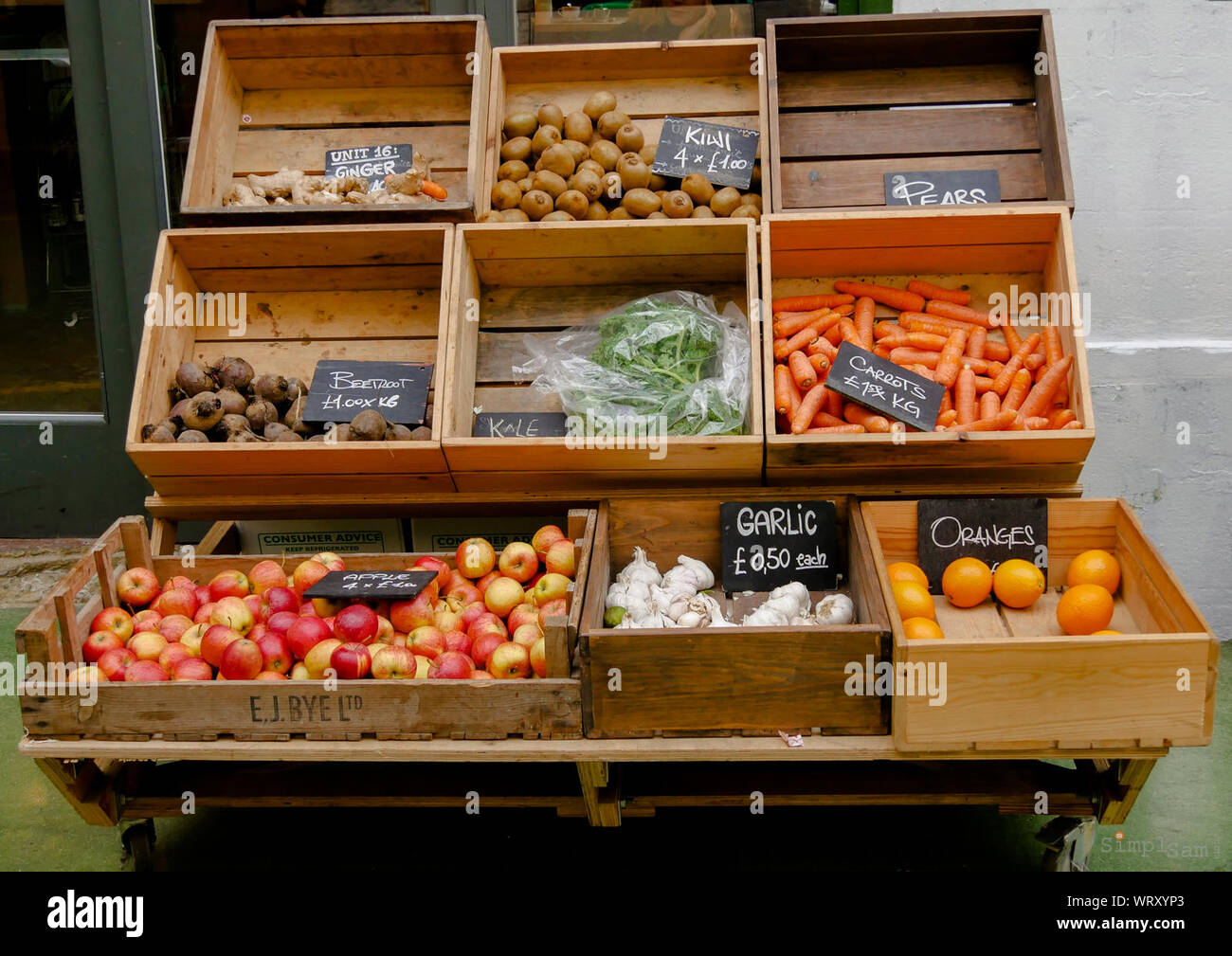 Frutas y Verduras en cajas, puesto en el mercado Fotografía de stock - Alamy