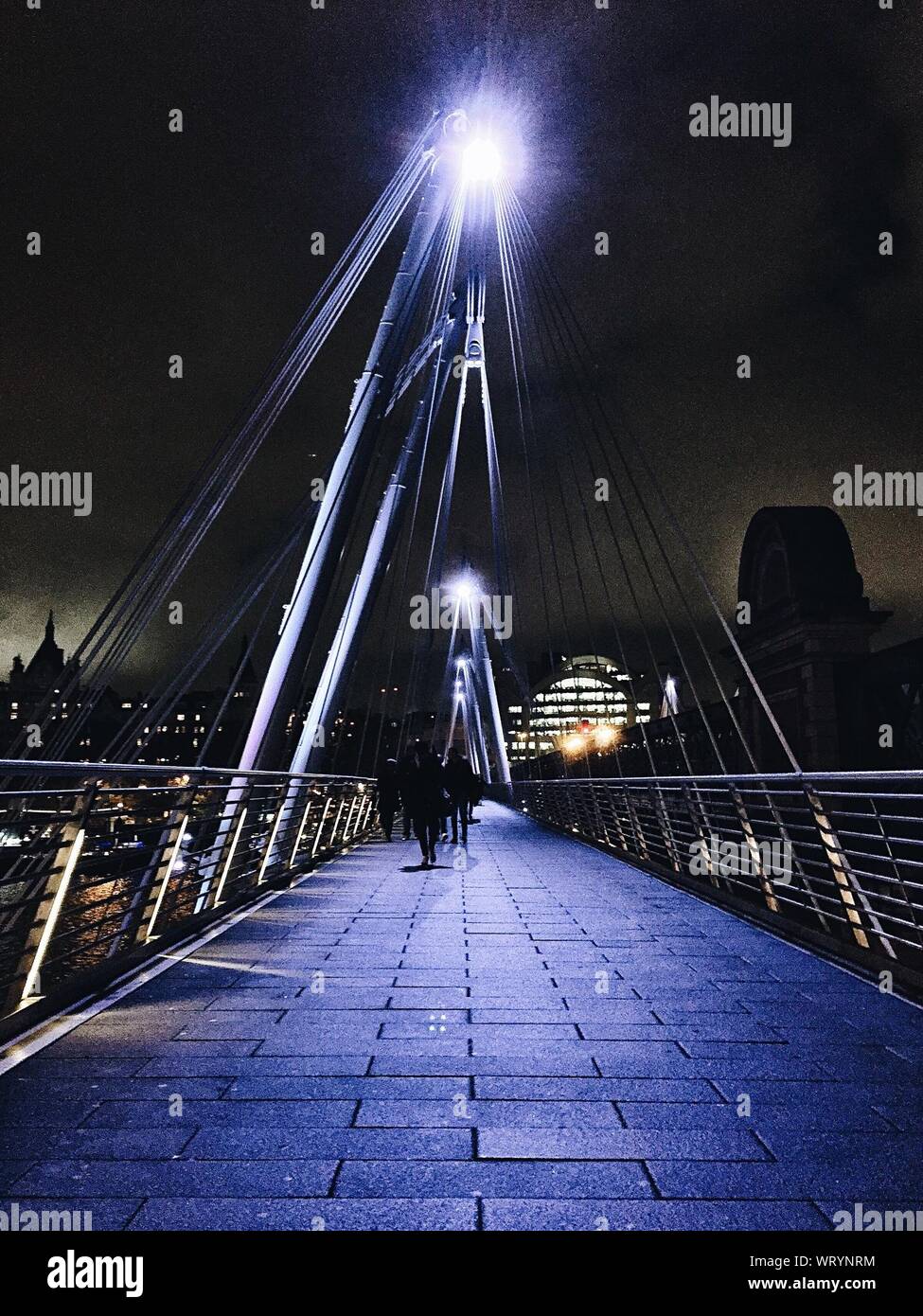 La gente en el Jubileo de Oro de puentes en la noche Foto de stock