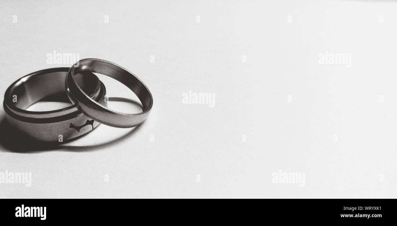 Los anillos de boda Sobre fondo liso Foto de stock