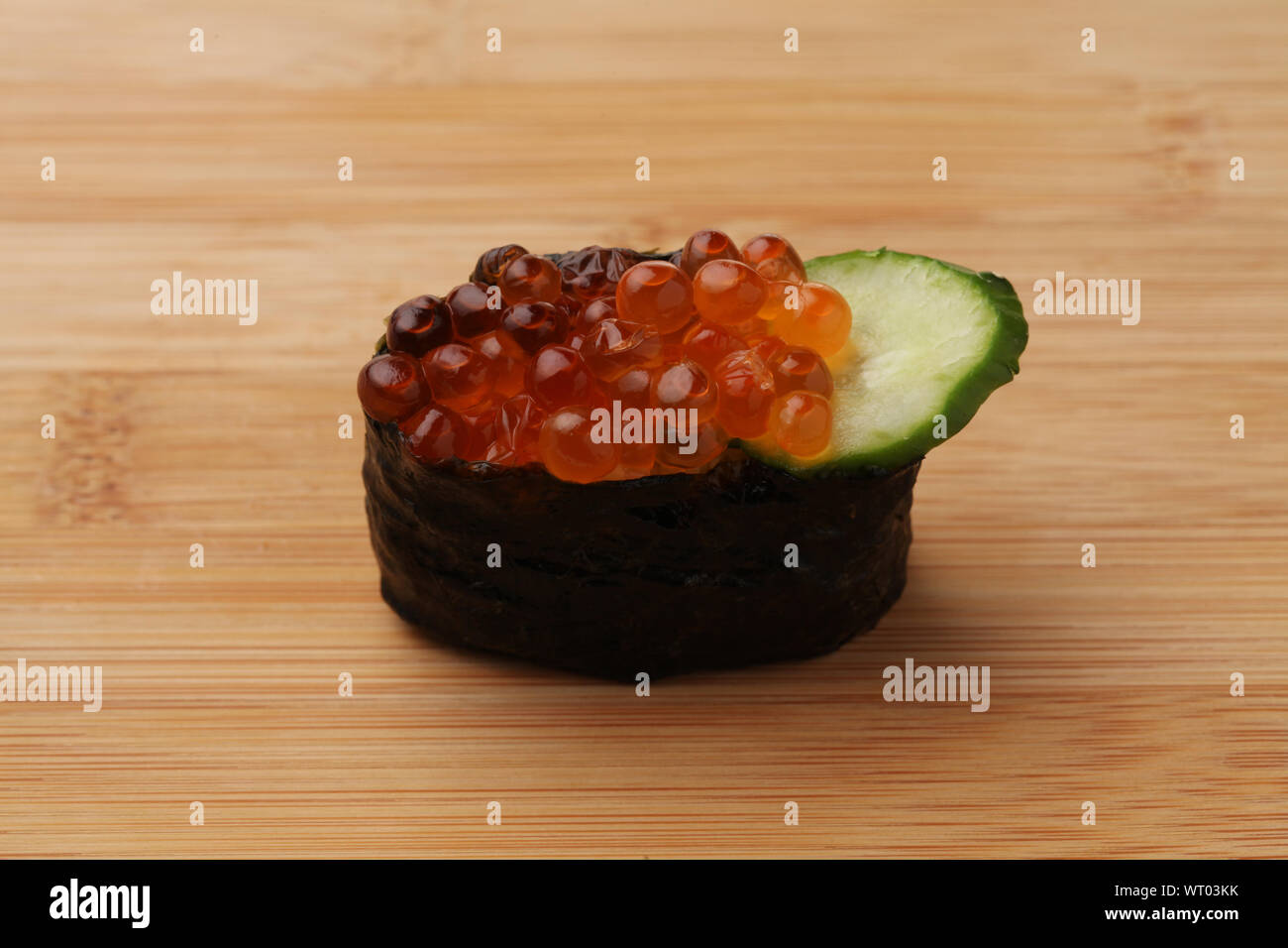 Sushi de huevas de salmón closeup aislado sobre la placa de corte Foto de stock
