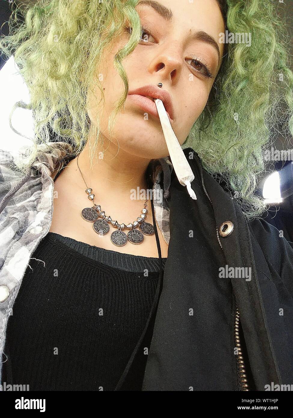 Retrato de mujer la celebración conjunta de marihuana Foto de stock