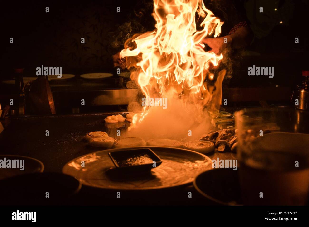 Flaming Pan en cocina comercial Foto de stock