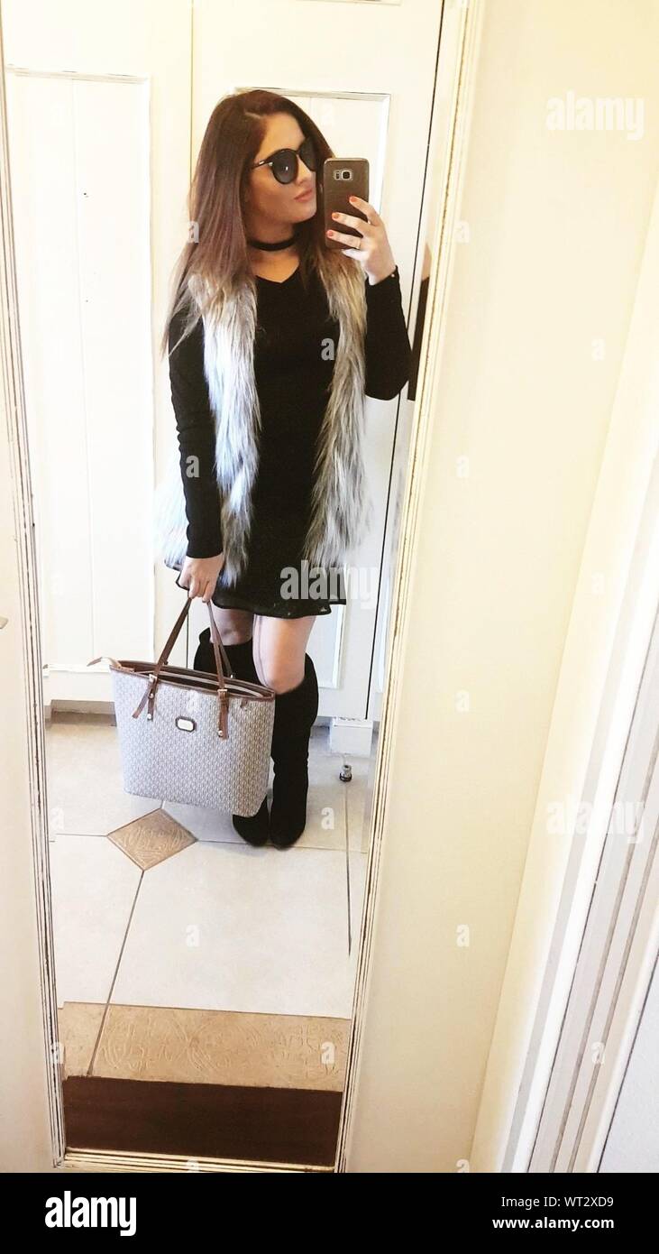 Moda Mujer joven tomando Selfie Espejo en casa Fotografía de stock - Alamy