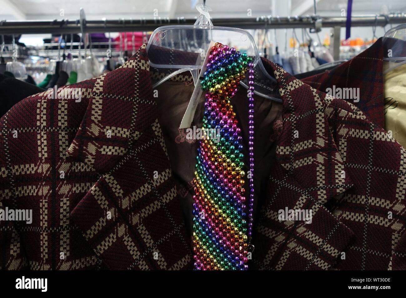 Close-up de corbata multicolor con trapos para la venta en la tienda Foto de stock