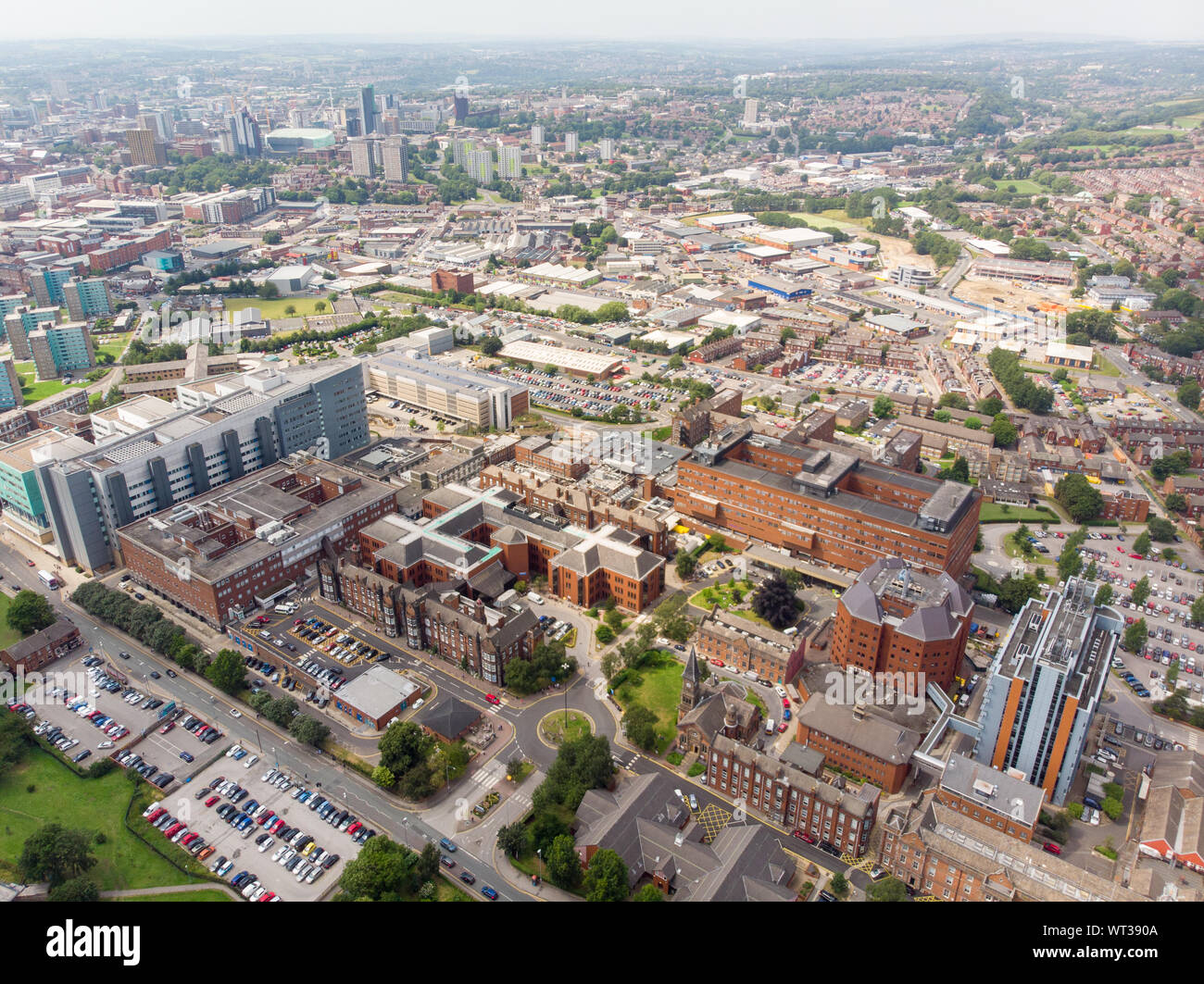 Foto aérea de la St. James's University Hospital de Leeds, West Yorkshire, Inglaterra, mostrando el hospital, A&E y motivos de entrada y también la Lee Foto de stock