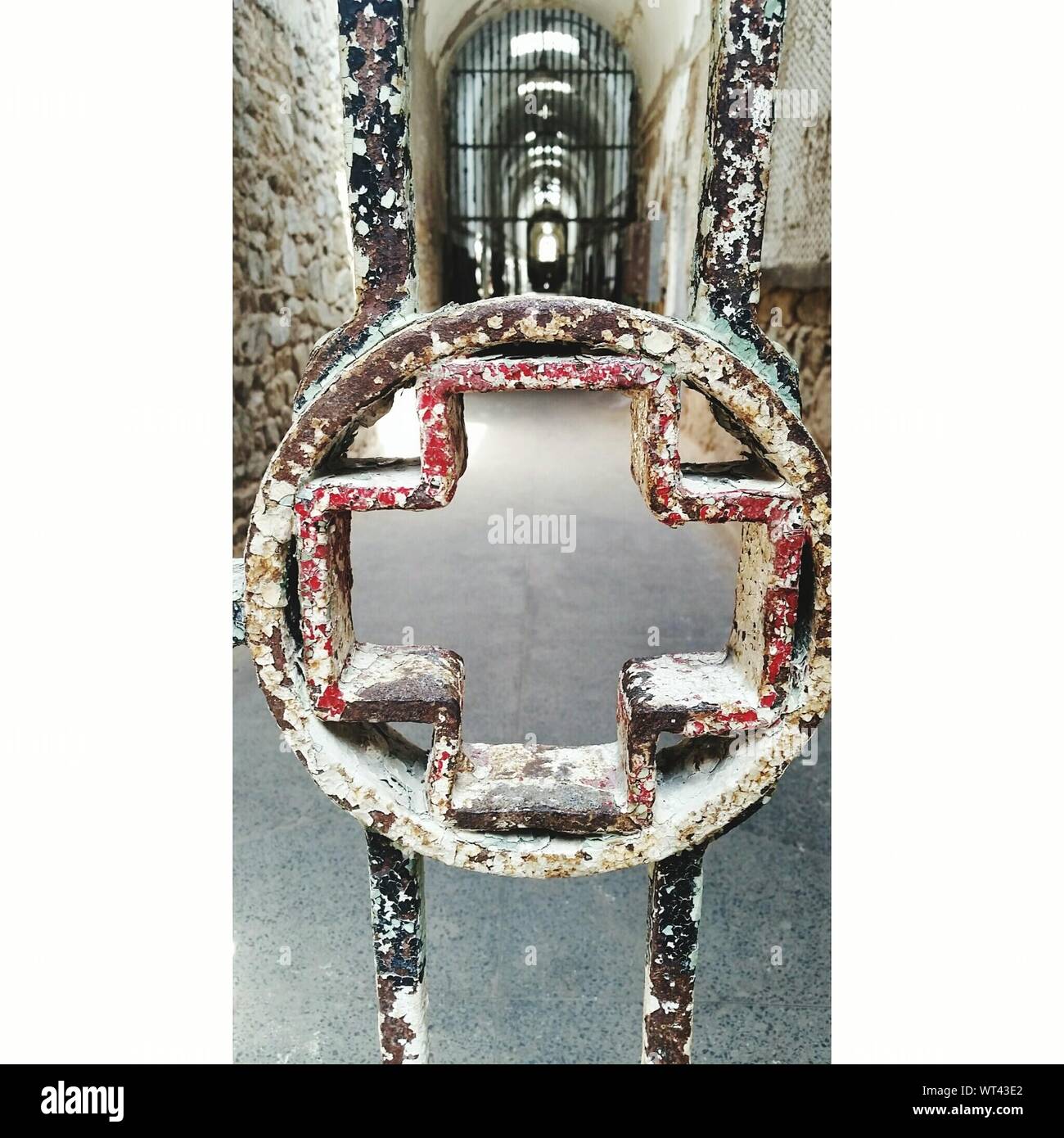Close-up de Rusty metálicos en forma de cruz en la puerta de la cárcel pasillo Foto de stock