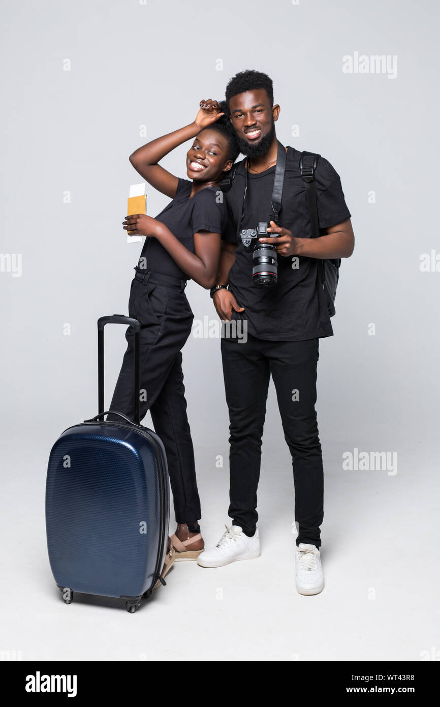 Retrato de longitud completa de jóvenes africanos pareja caminando con maletas  para viajar aislado sobre fondo blanco Fotografía de stock - Alamy