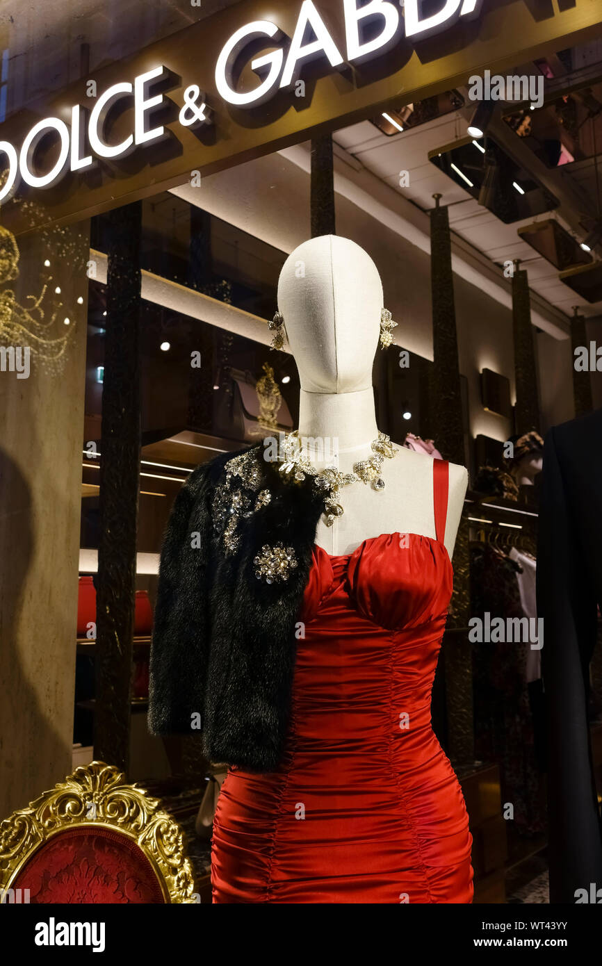 Dolce & Gabbana escaparate en Roma, escaparates. Manneqiuin con vestido rojo y abrigo de pieles. Boutique de moda. Lujosas tiendas italianas. Italia, Europa. Foto de stock