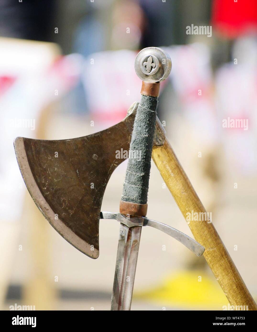 Close-up de hacha y espada Fotografía de stock - Alamy
