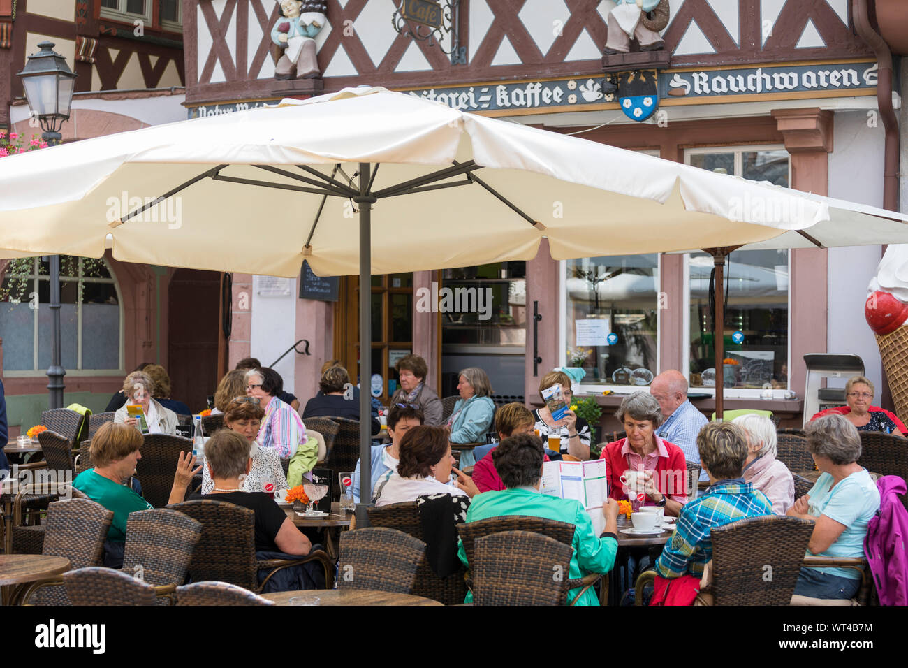 Grupo de mujeres de mediana edad con una bebida en la cafetería restaurante terraza en Wertheim Foto de stock