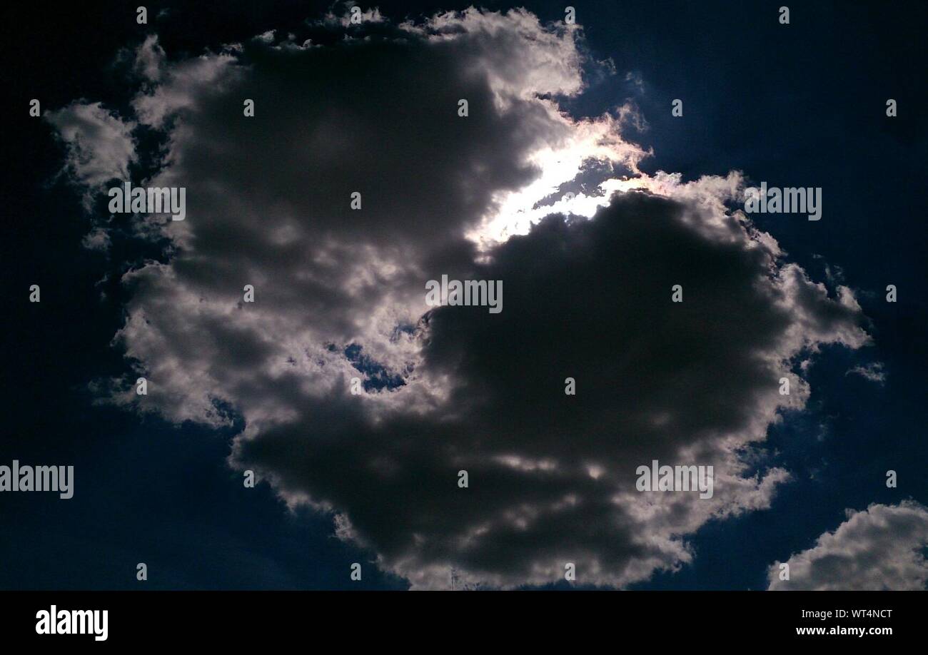 Ominosas nubes al atardecer Foto de stock