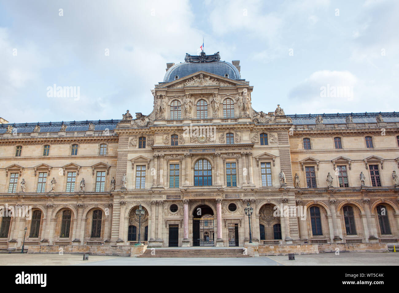Fachada del museo del Louvre , París Francia Foto de stock