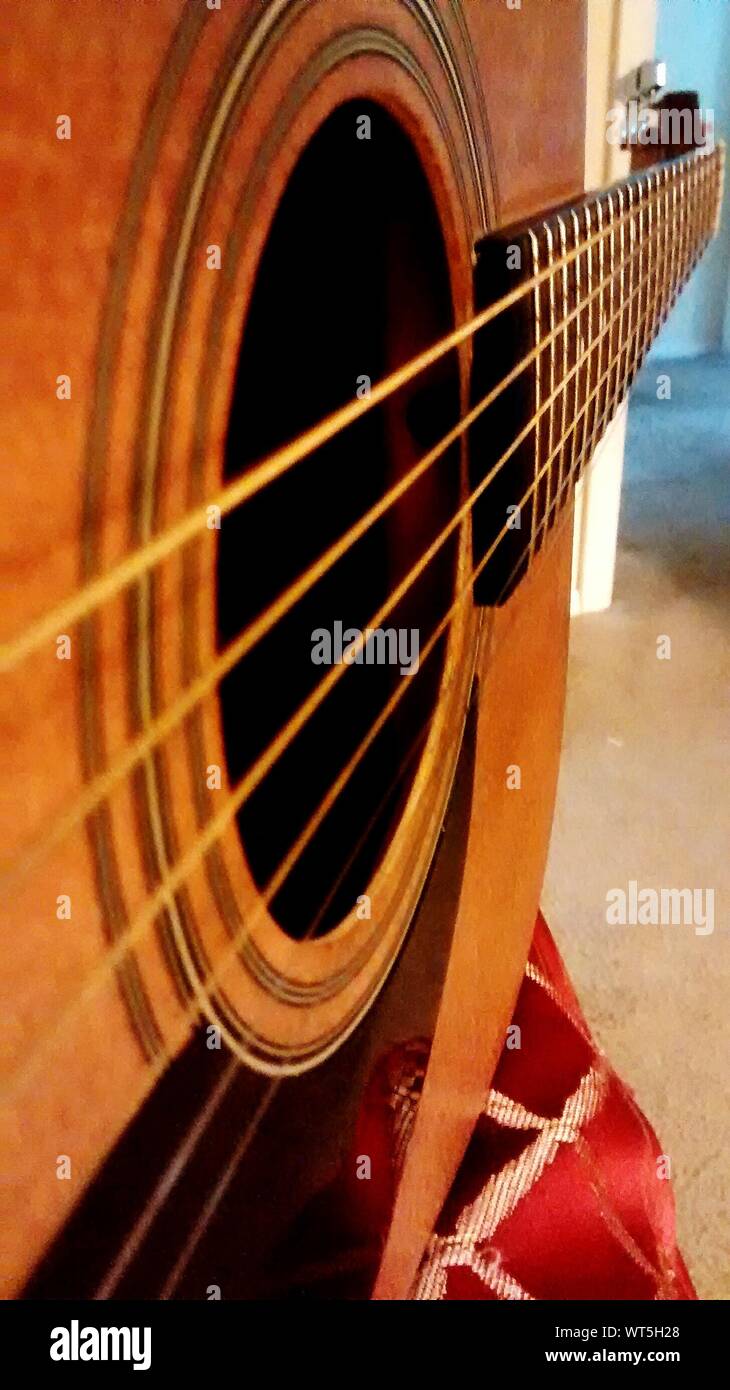Casa de guitarra acustica fotografías e imágenes de alta resolución - Alamy Casa de guitarra acustica fotografías e imágenes de alta resolución - Alamy