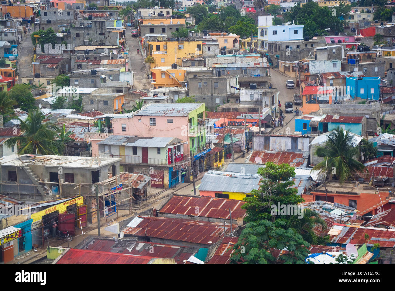 SANTO DOMINGO, República Dominicana - Junio 26, 2019: los barrios pobres en las afueras de la capital Foto de stock