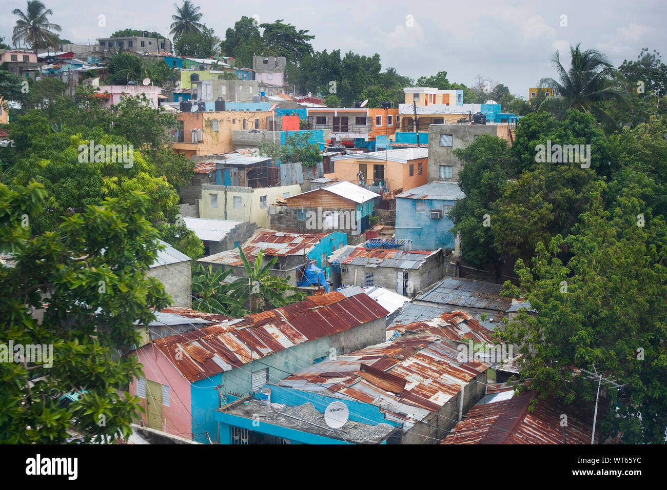 SANTO DOMINGO, República Dominicana - Junio 26, 2019: los barrios pobres en las afueras de la capital Foto de stock