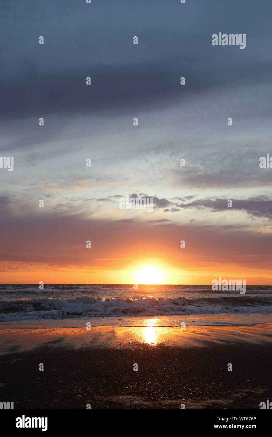 Italia, la región de Toscana. Hermoso atardecer en la playa Foto de stock