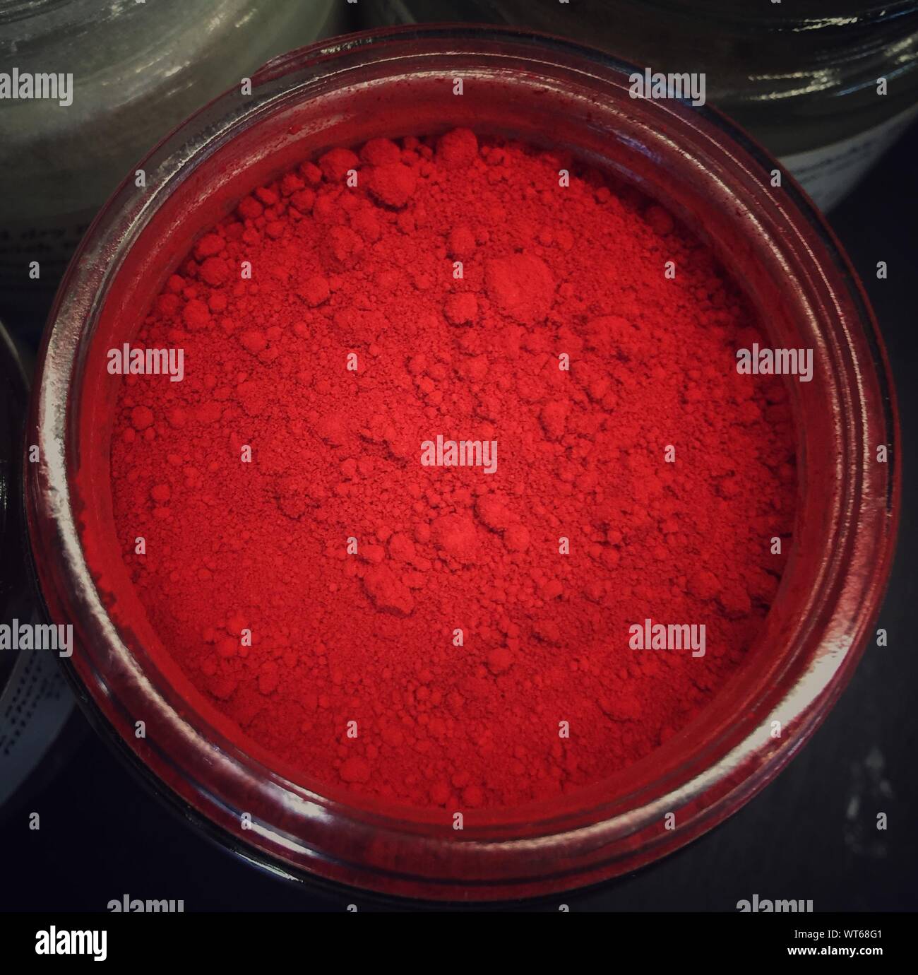Directamente encima de tiro de pigmento rojo en JAR Foto de stock