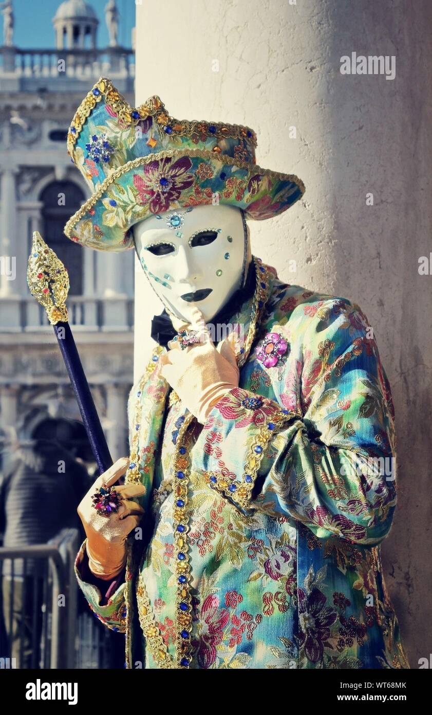 El hombre en el disfraz de carnaval y la máscara durante el Carnaval de  Venecia Fotografía de stock - Alamy