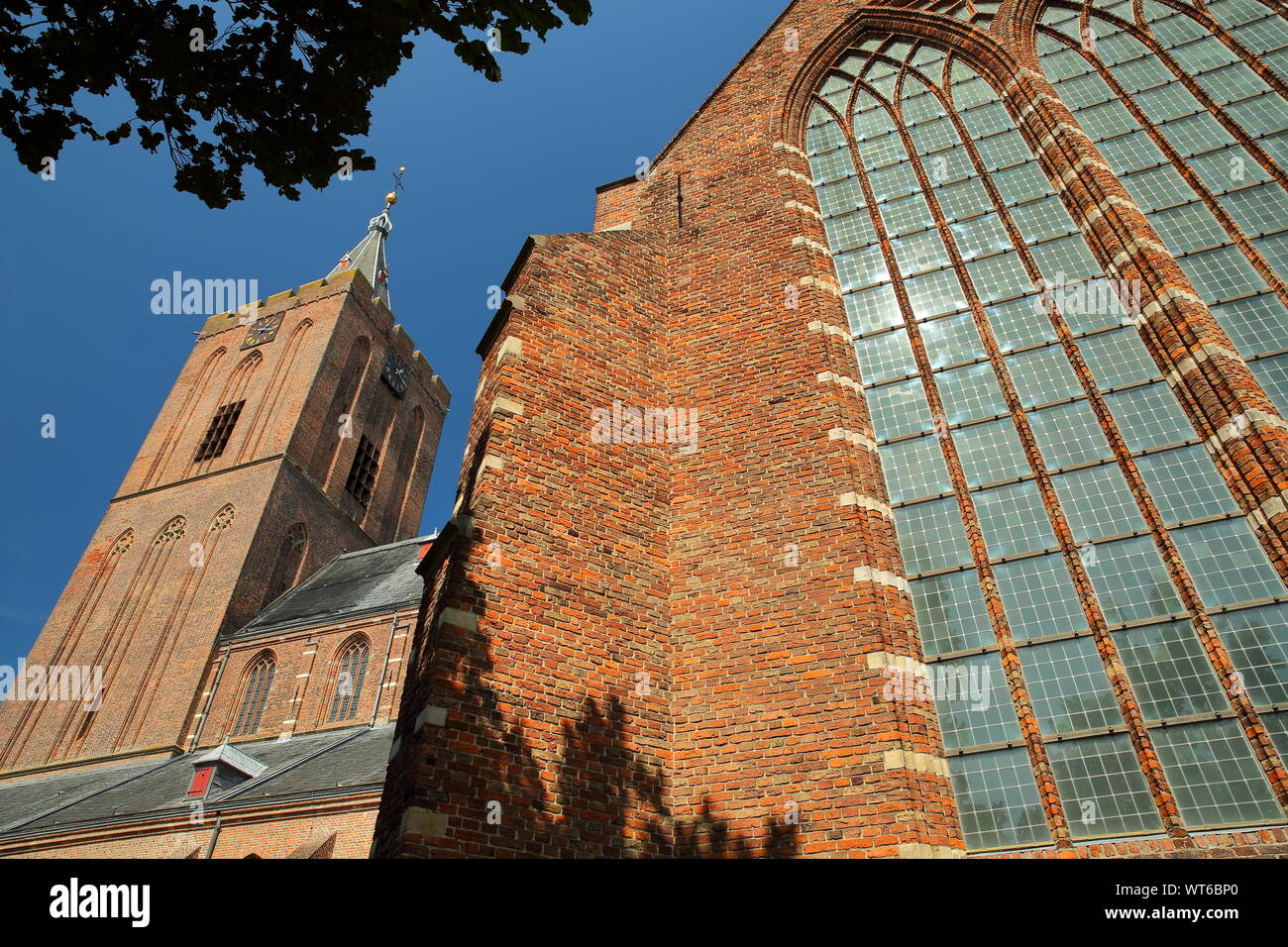 La iglesia Grote Kerk, con vidrieras a la derecha, Naarden, Holanda Foto de stock