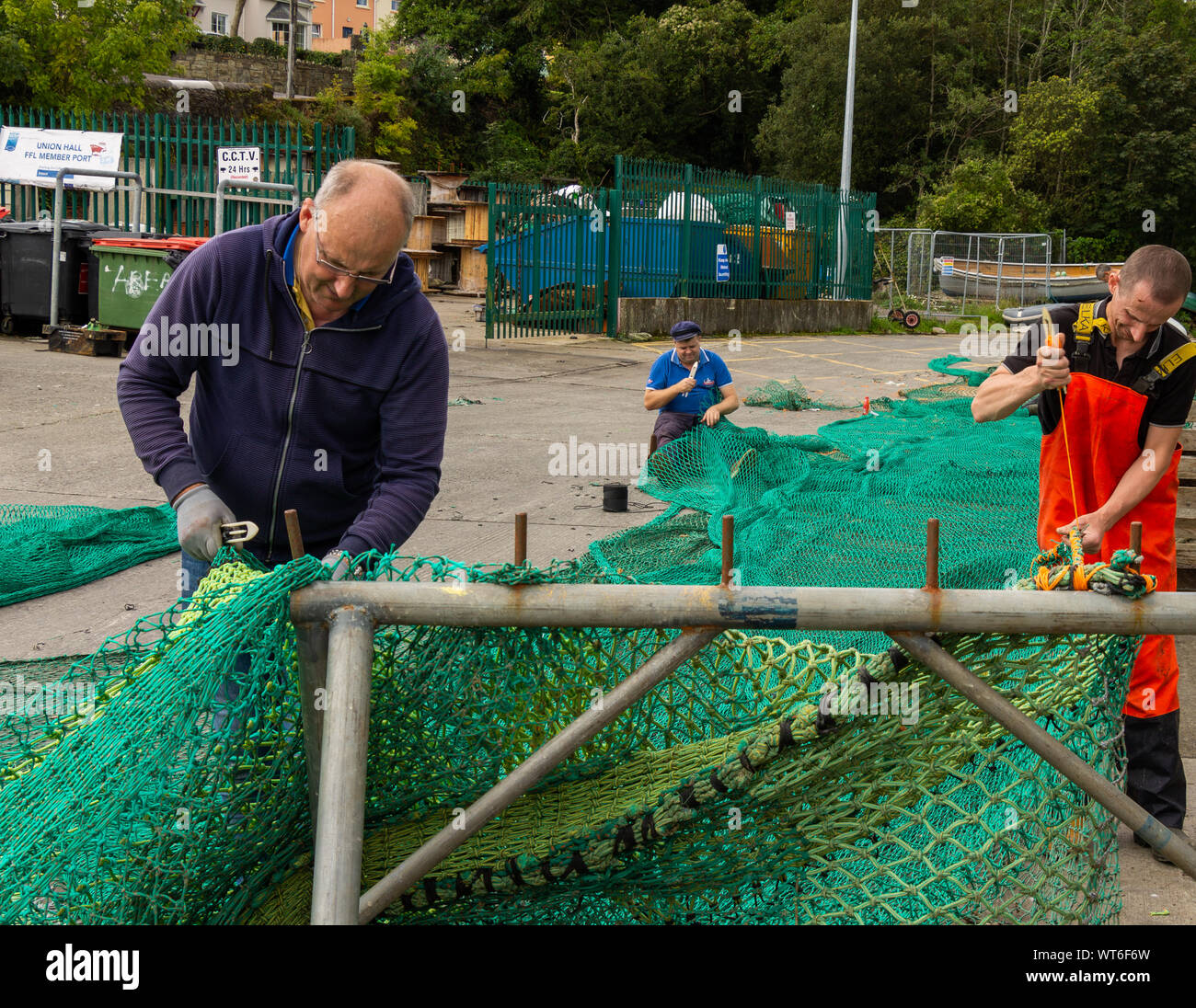 Pescadores que remiendan redes salón sindical Irlanda Foto de stock