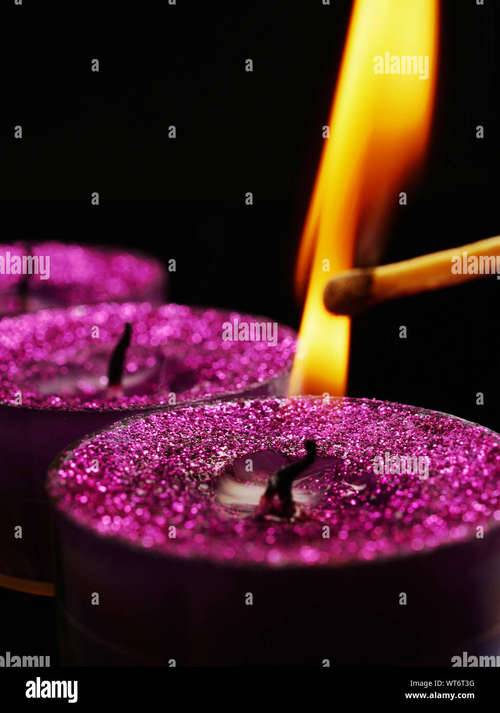 Close-up de Matchstick y encendieron velas de luz de té Foto de stock