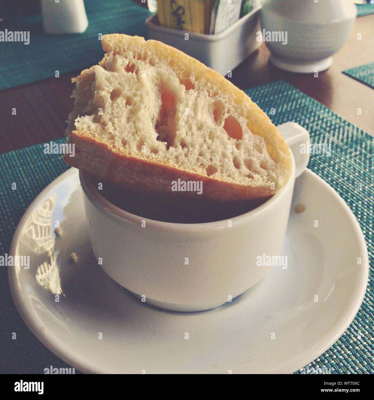Vista de la taza de café y el pedazo de pan Fotografía de stock - Alamy