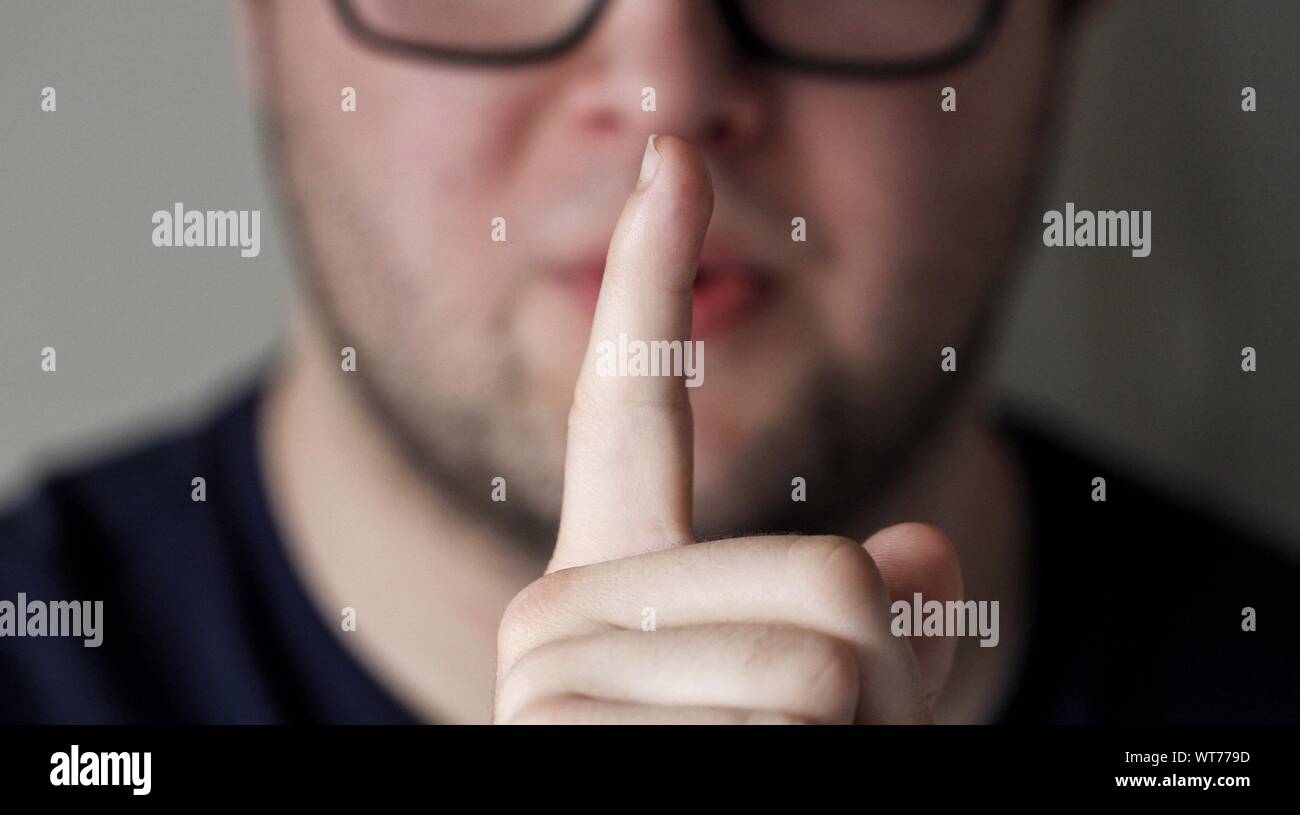 Parte media del hombre mostrando el dedo índice Foto de stock