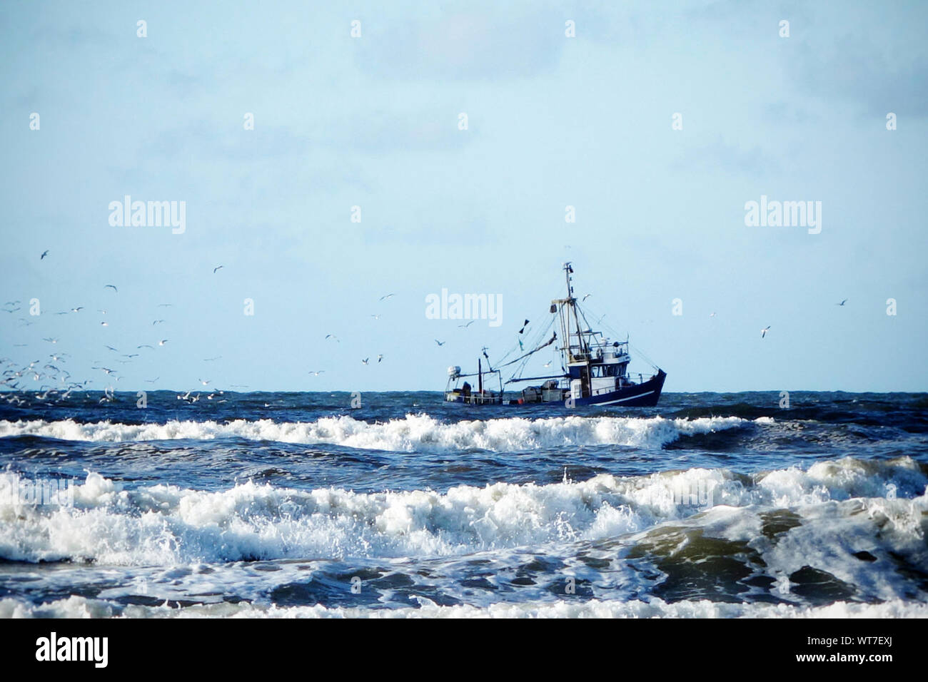 Onda en el mar por buque náuticas contra el cielo Foto de stock