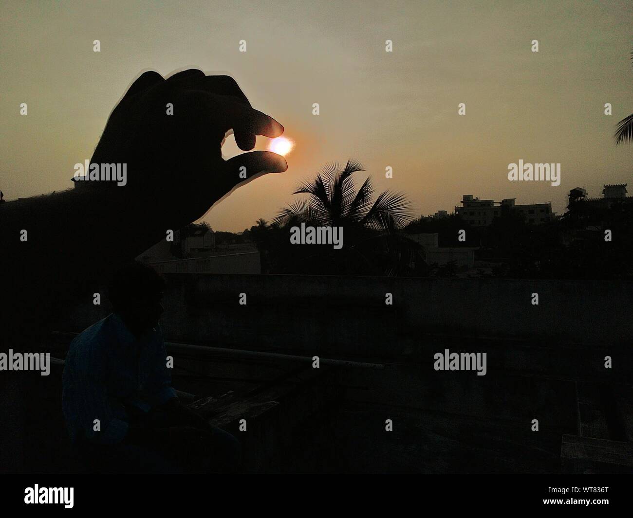 Mano pellizcando el sol fotografías e imágenes de alta resolución Alamy