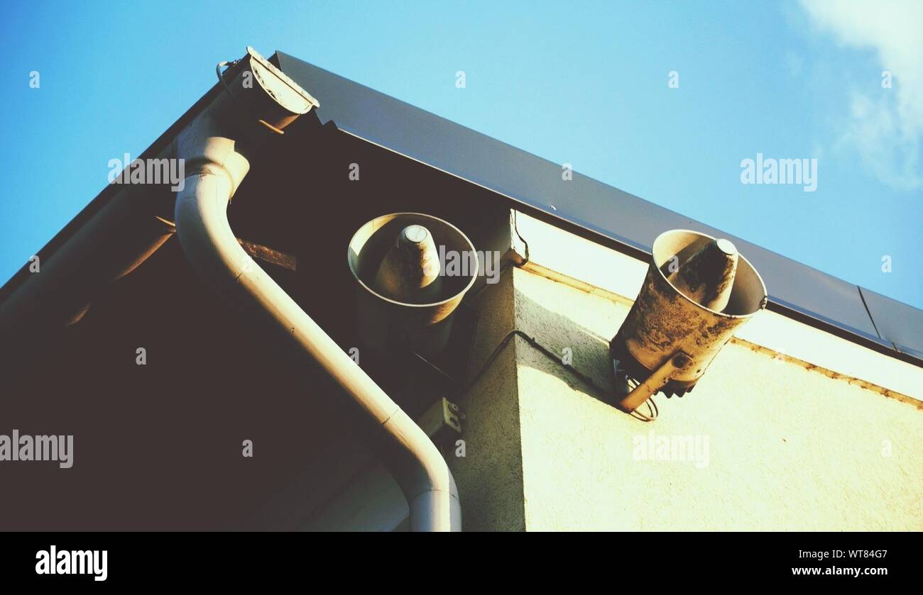 Ángulo de visión baja de los altavoces en la pared contra el cielo Foto de stock