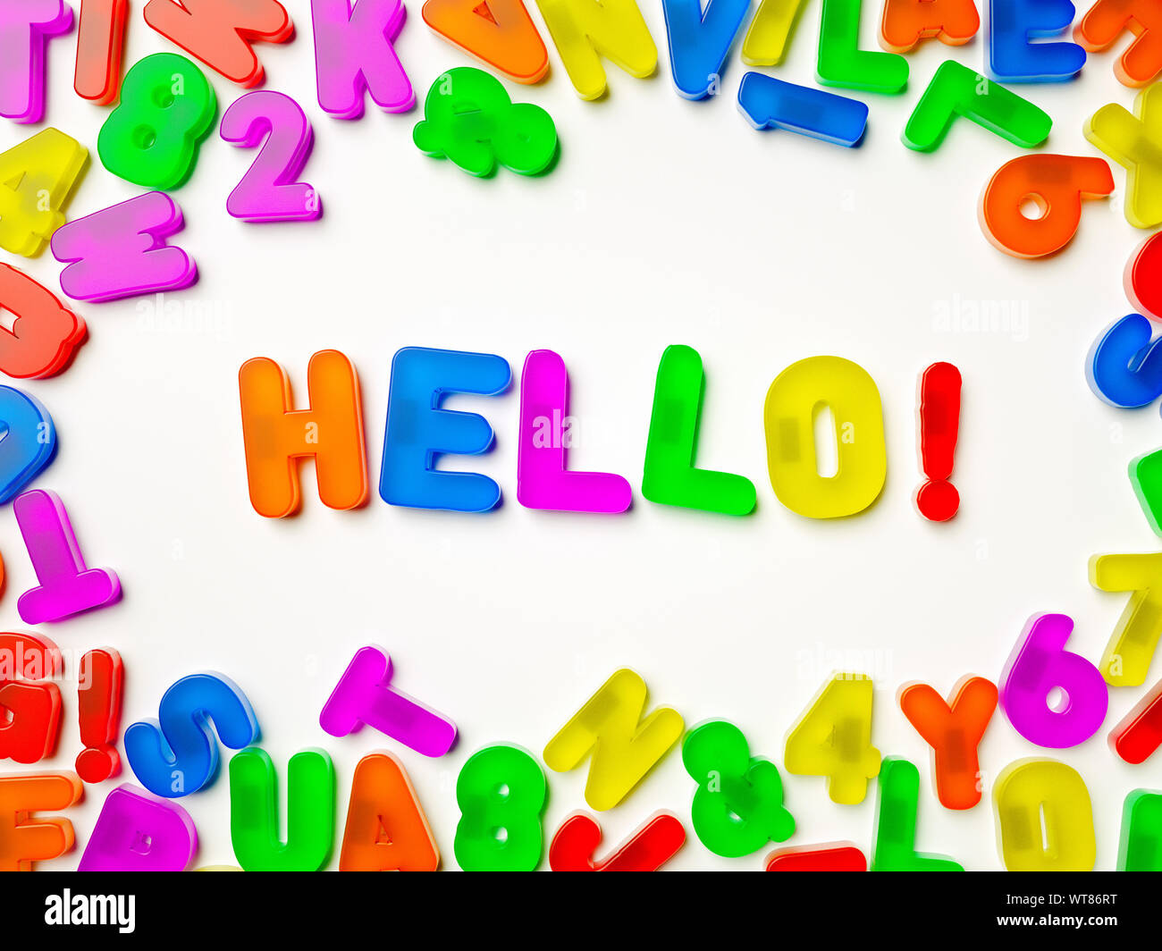 Imán de nevera multicolores de plástico alfabeto ortografía Hola! Foto de stock