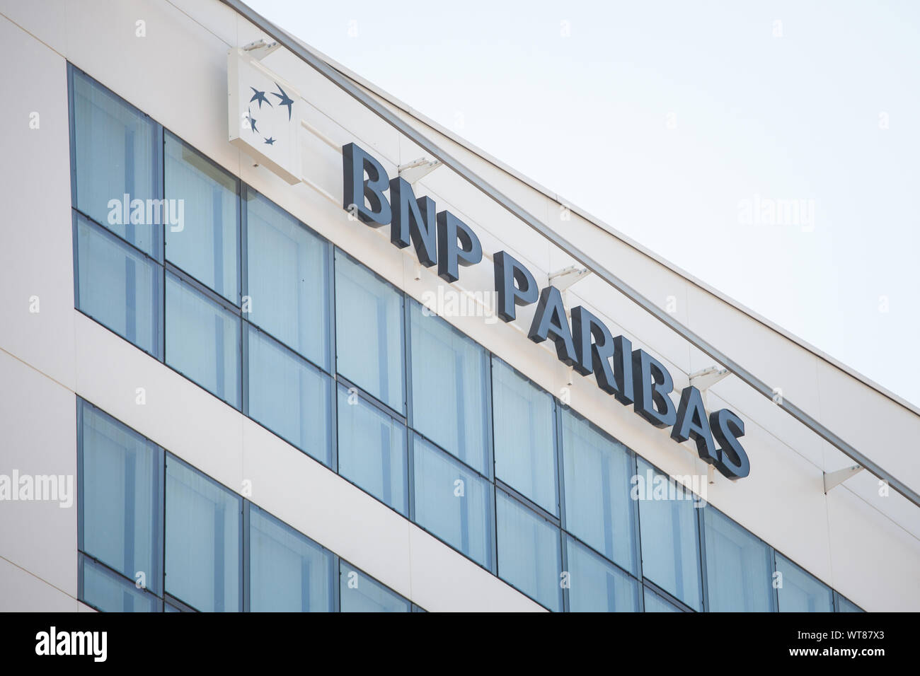 LYON, FRANCIA - Julio 13, 2019: BNP Paribas logotipo en su oficina principal de Lyon. BNP Paribas es un banco francés, uno de los más grandes en Francia y en Europa Foto de stock