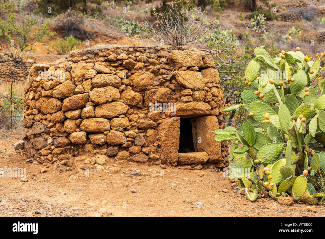 Antiguo horno de piedra en un camino cerca de Los Brezos, Araya, Tenerife,  Islas Canarias, España Fotografía de stock - Alamy
