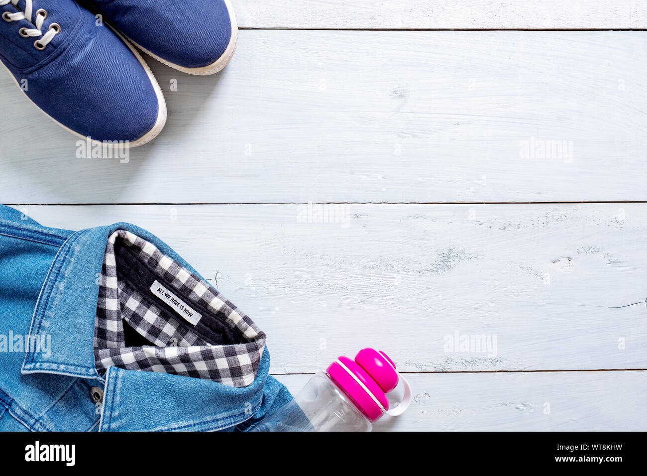 Buscar en ropa elegante estilo laicos plana sobre un mostrador de madera color pastel azul. Ropa deportiva equipamiento de blogger, hipster mujer Fotografía stock - Alamy