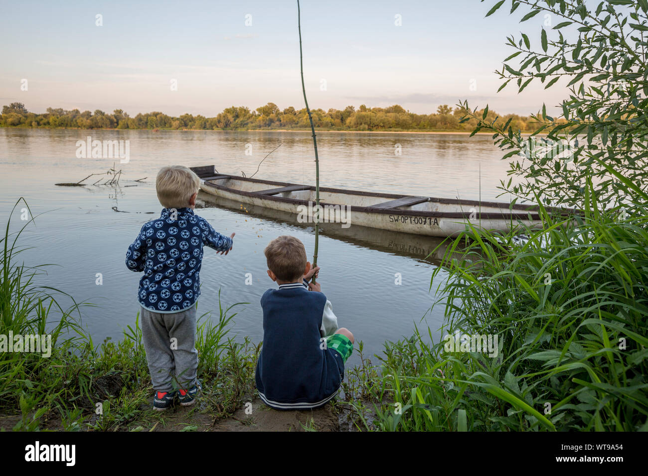 Dos muchachos la pesca por el río Vístula, Polonia Foto de stock