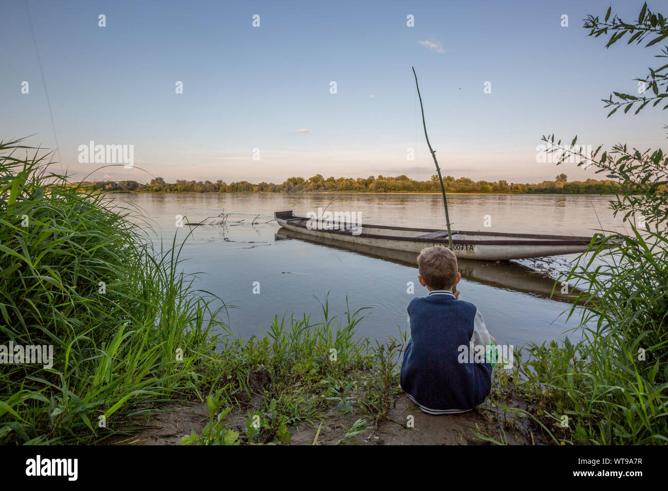 Chico pesca por el río Vístula, Polonia Foto de stock