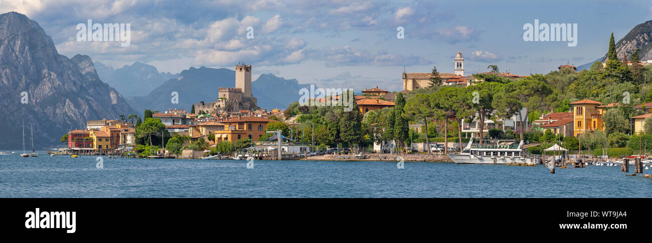 Malcesine - La ciudad en el Lago di Garda El lago con el castillo. Foto de stock