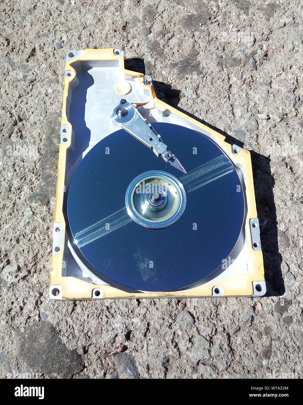 Disco duro dañado fotografías e imágenes de alta resolución - Alamy
