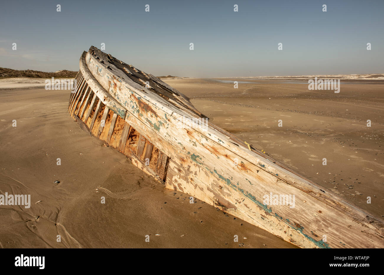 Barco de pesca abandonados en playa aislada del sur de Brasil Foto de stock