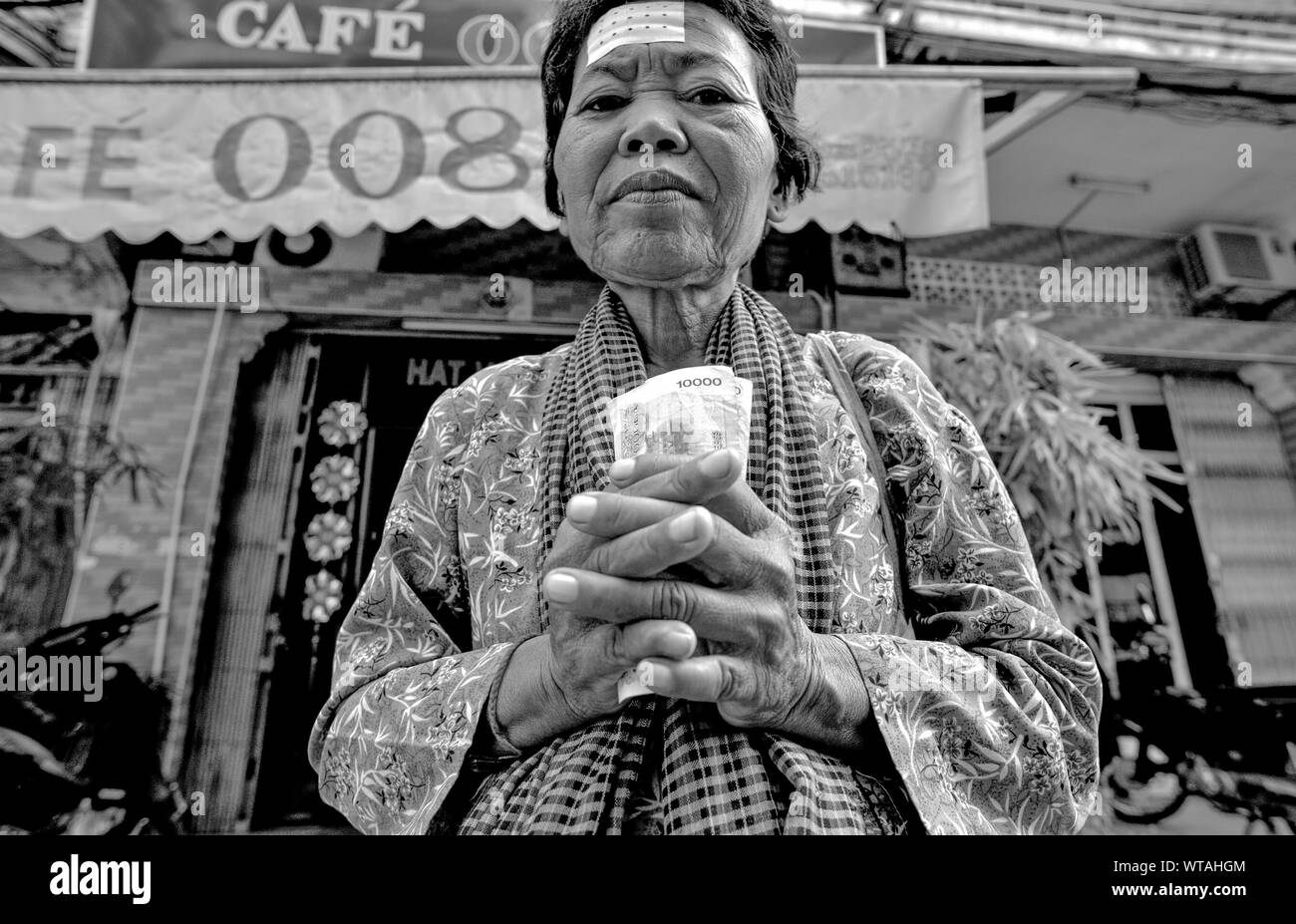 Anciana pidiendo limosna en las calles Foto de stock