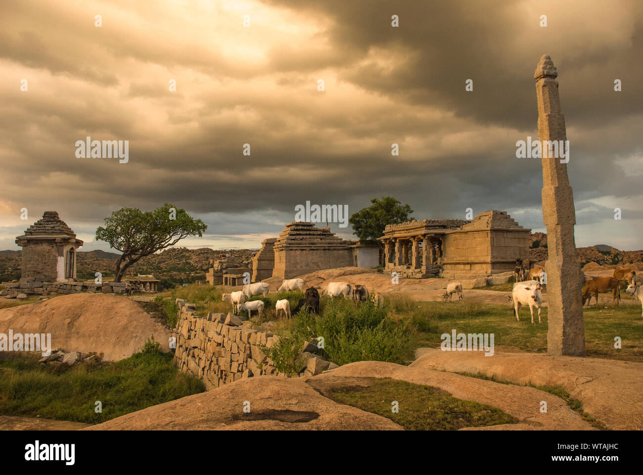 Ruinas de Hampi en Colina Hemakuta Sunset Point Foto de stock