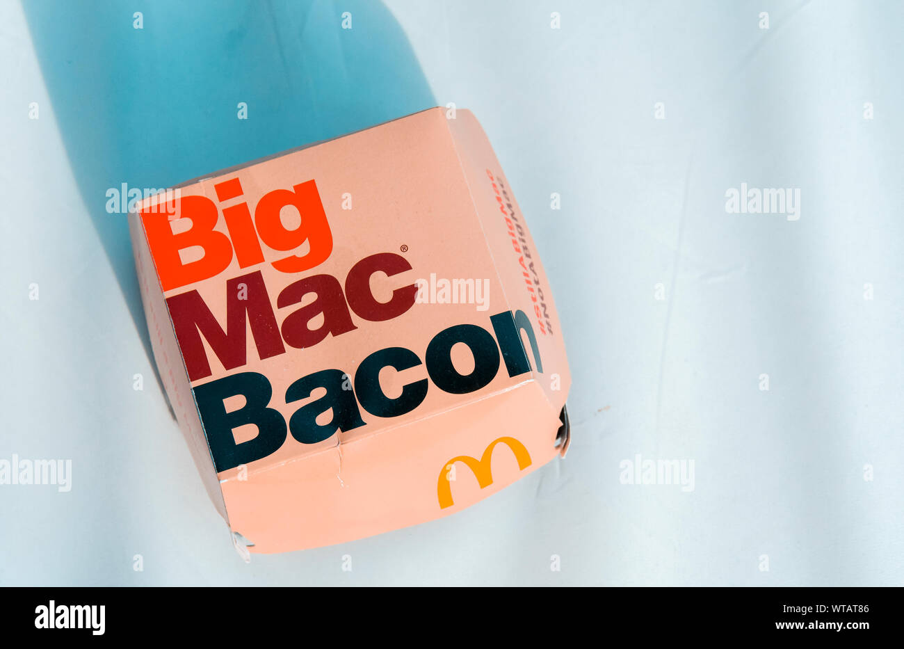 McDonald's Big Mac Bacon Burger, Mcdonald's es la cadena más grande del  mundo de restaurantes de comida rápida Fotografía de stock - Alamy