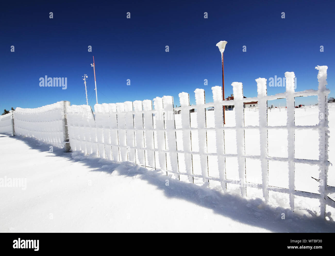 Estructura construida cubiertos de nieve contra el cielo azul Foto de stock