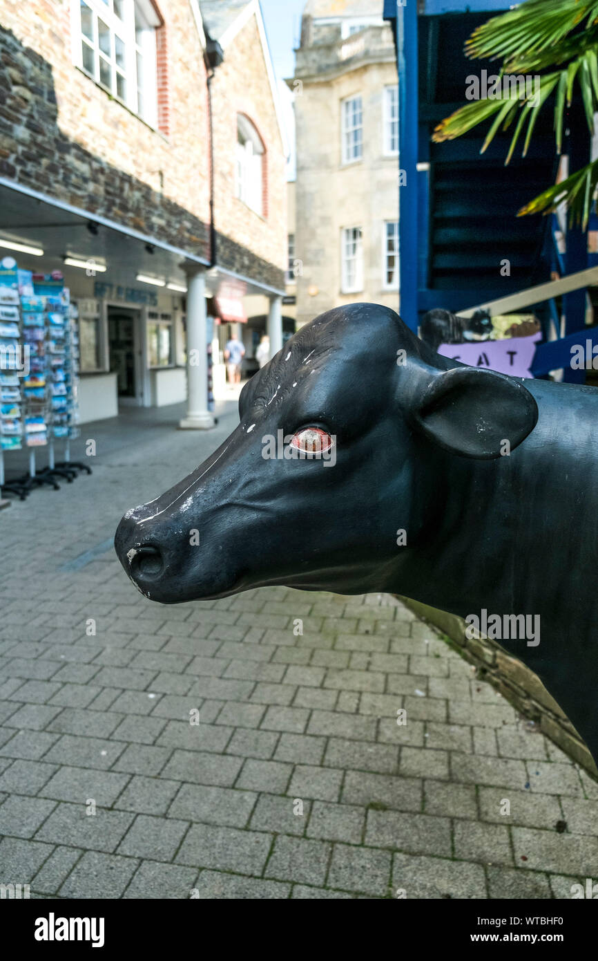 Una vaca de fibra de vidrio del tamaño de la vida en el centro de la ciudad Truro en Cornwall. Foto de stock